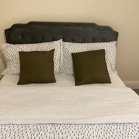 Large Double Bed And Bathroom Oxford Exterior photo