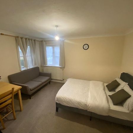 Large Double Bed And Bathroom Oxford Exterior photo