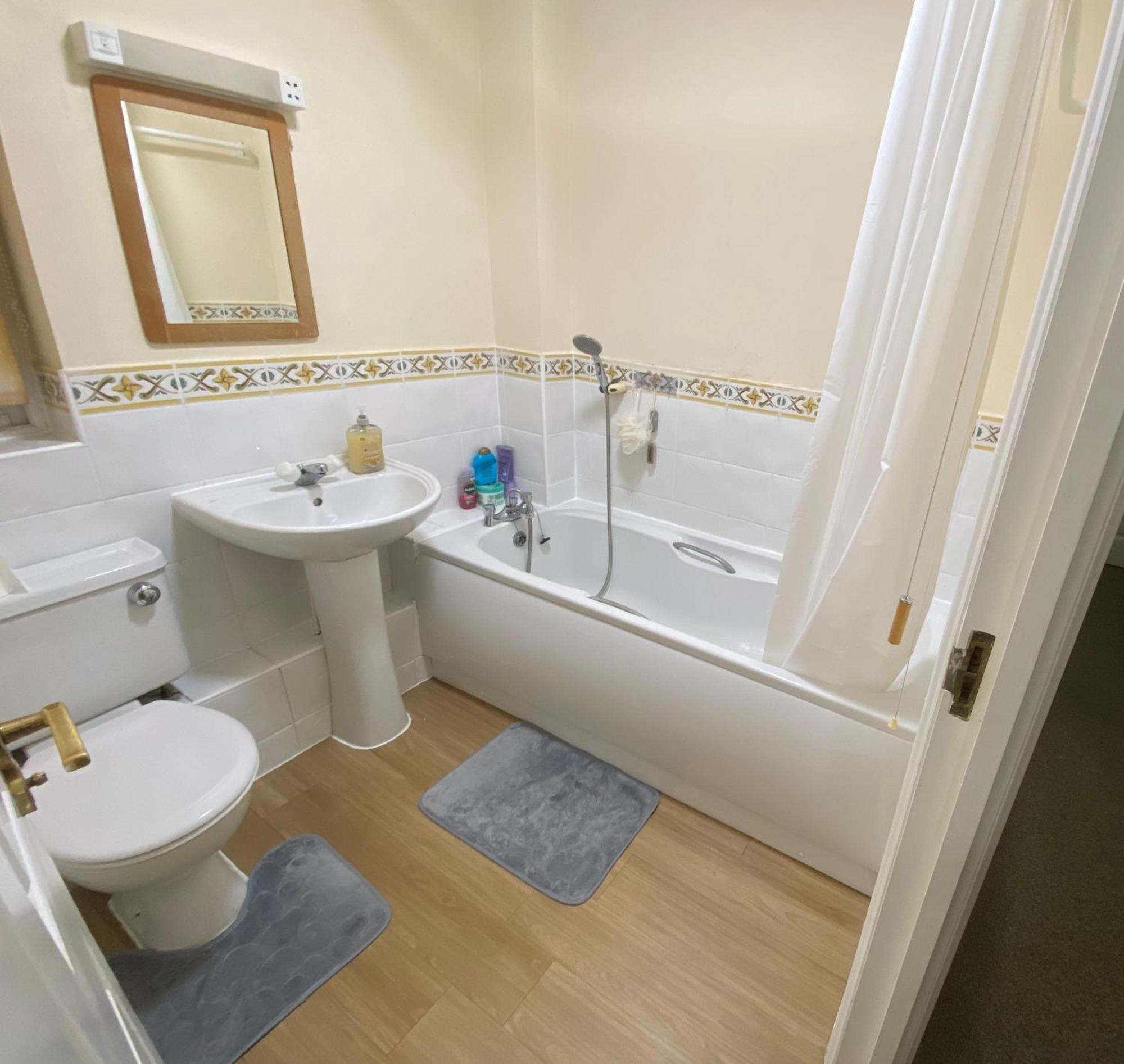 Large Double Bed And Bathroom Oxford Exterior photo