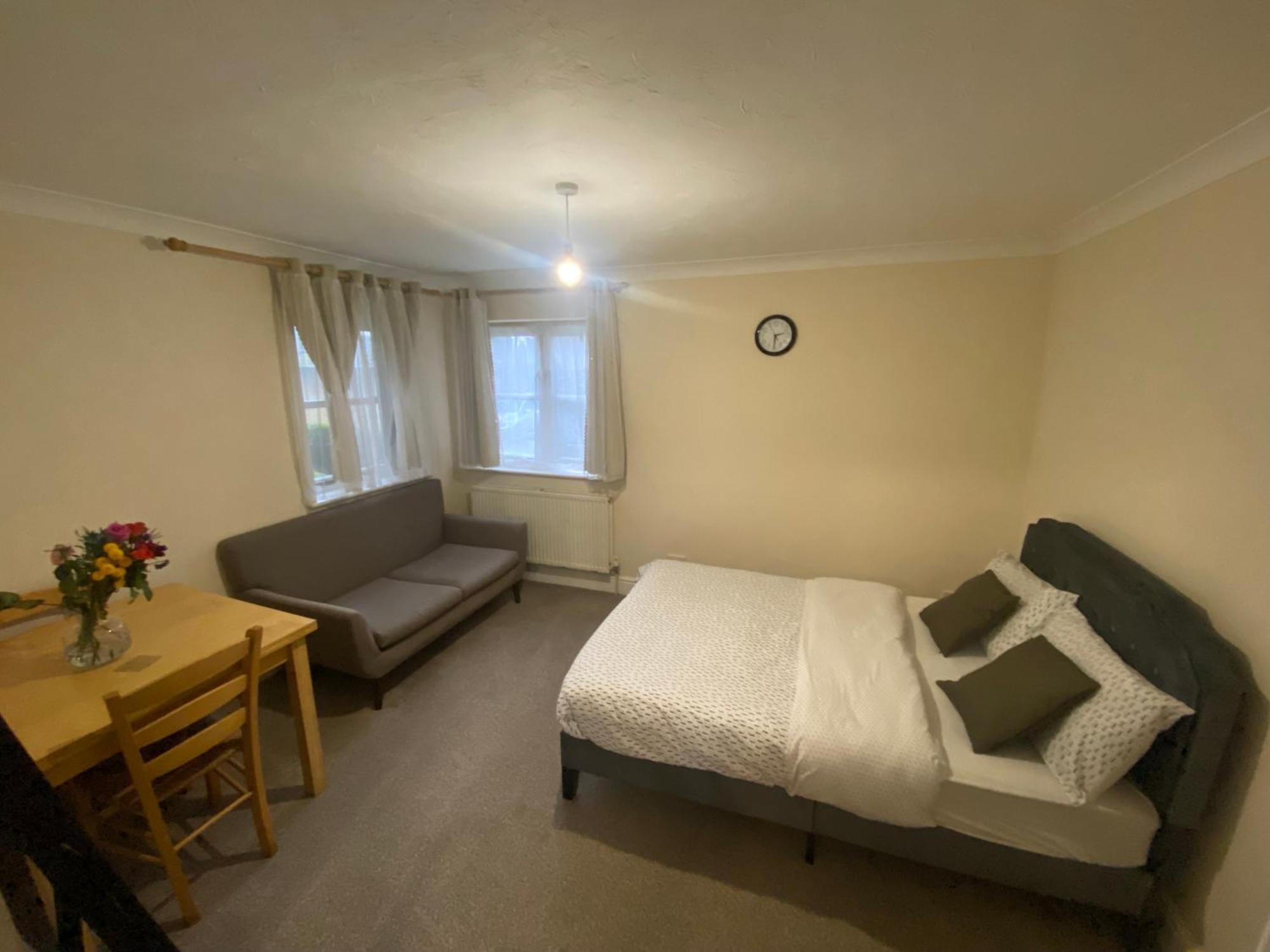 Large Double Bed And Bathroom Oxford Exterior photo